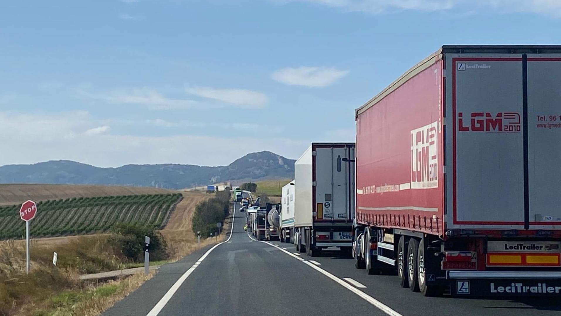 Cortada la N-232 en Foncea por un choque entre dos camiones