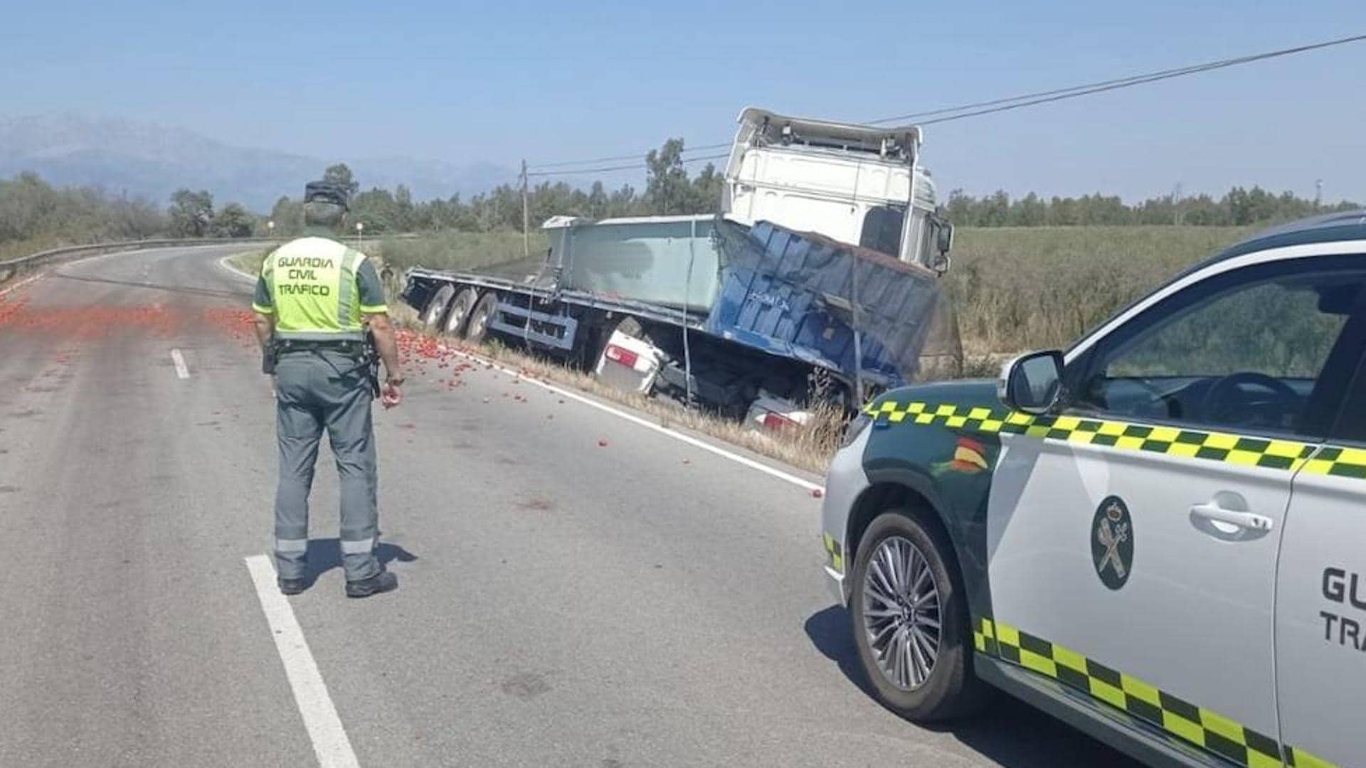 Suceso en Extremadura: Investigan a un camionero que volcó con 22.000 kilos de tomates cuando conducía ebrio y drogado