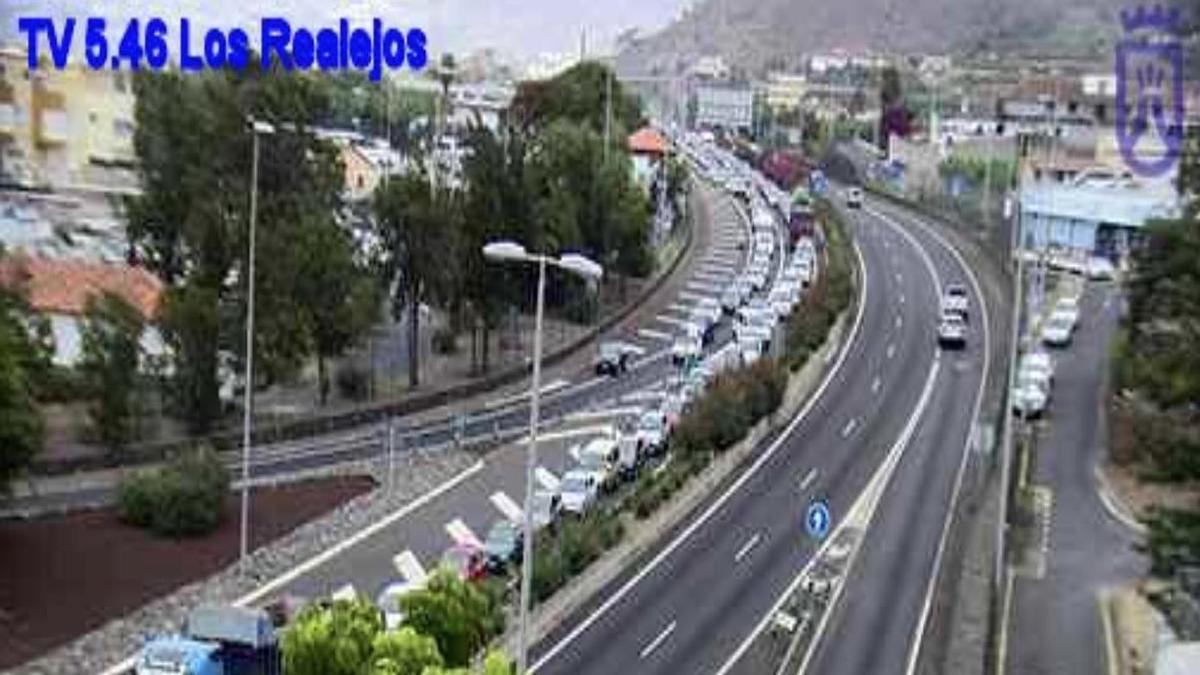 Imagen de la cámara de tráfico del Cabildo de Tenerife en la que se ven las retenciones provocadas por el accidente en la TF-5, a la altura de Los Realejos.