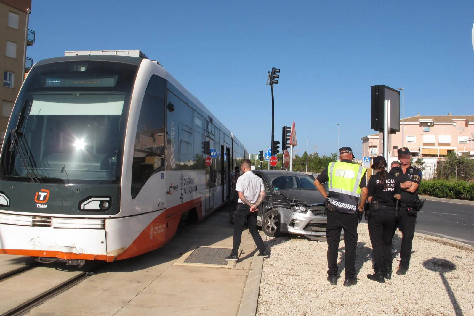 Imagen principal - Policías y ambulancia en el lugar del accidente. 
