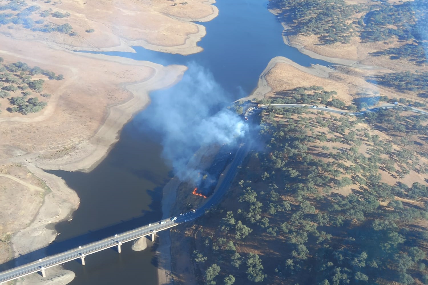 Combaten por tierra y aire un incendio en Corteconcepción