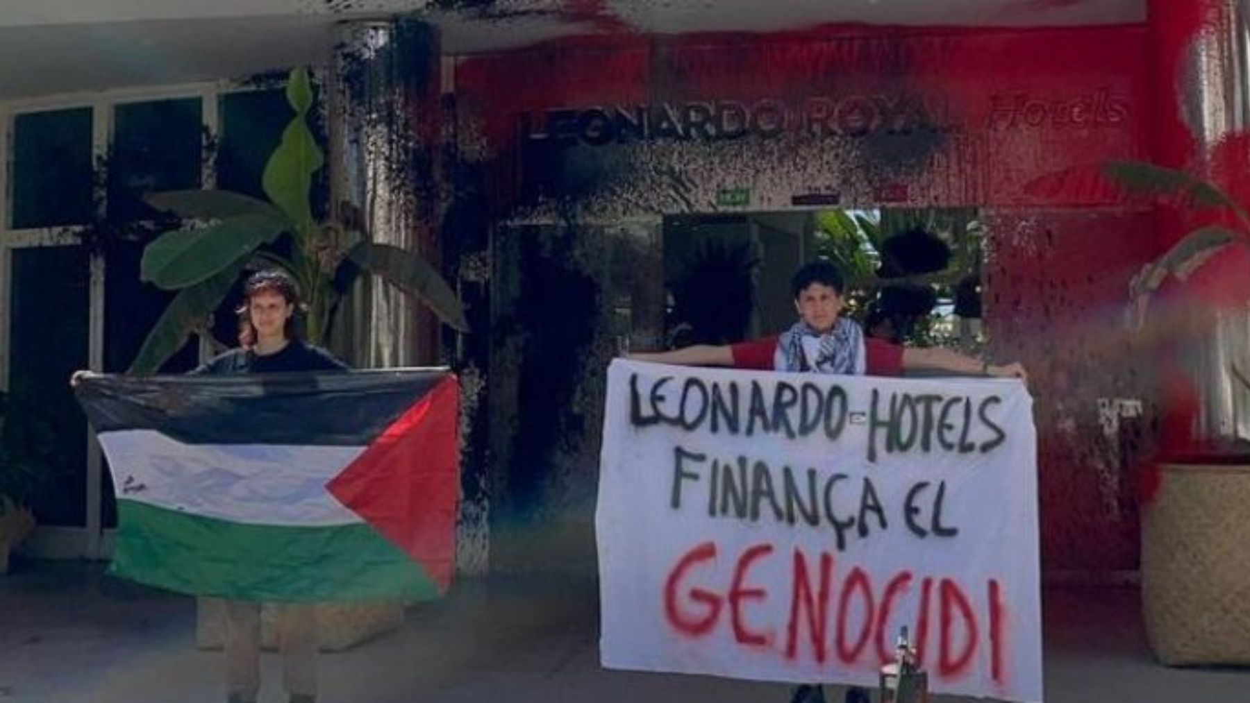 Activistas de Futuro Vegetal vuelven a la carga en Ibiza y destrozan la fachada de un hotel