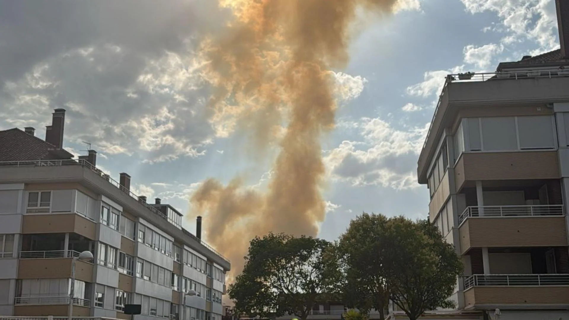 Bomberos, cuadrillas terrestres y aéreas trabajan para apagar un fuego cerca de Villacienzo