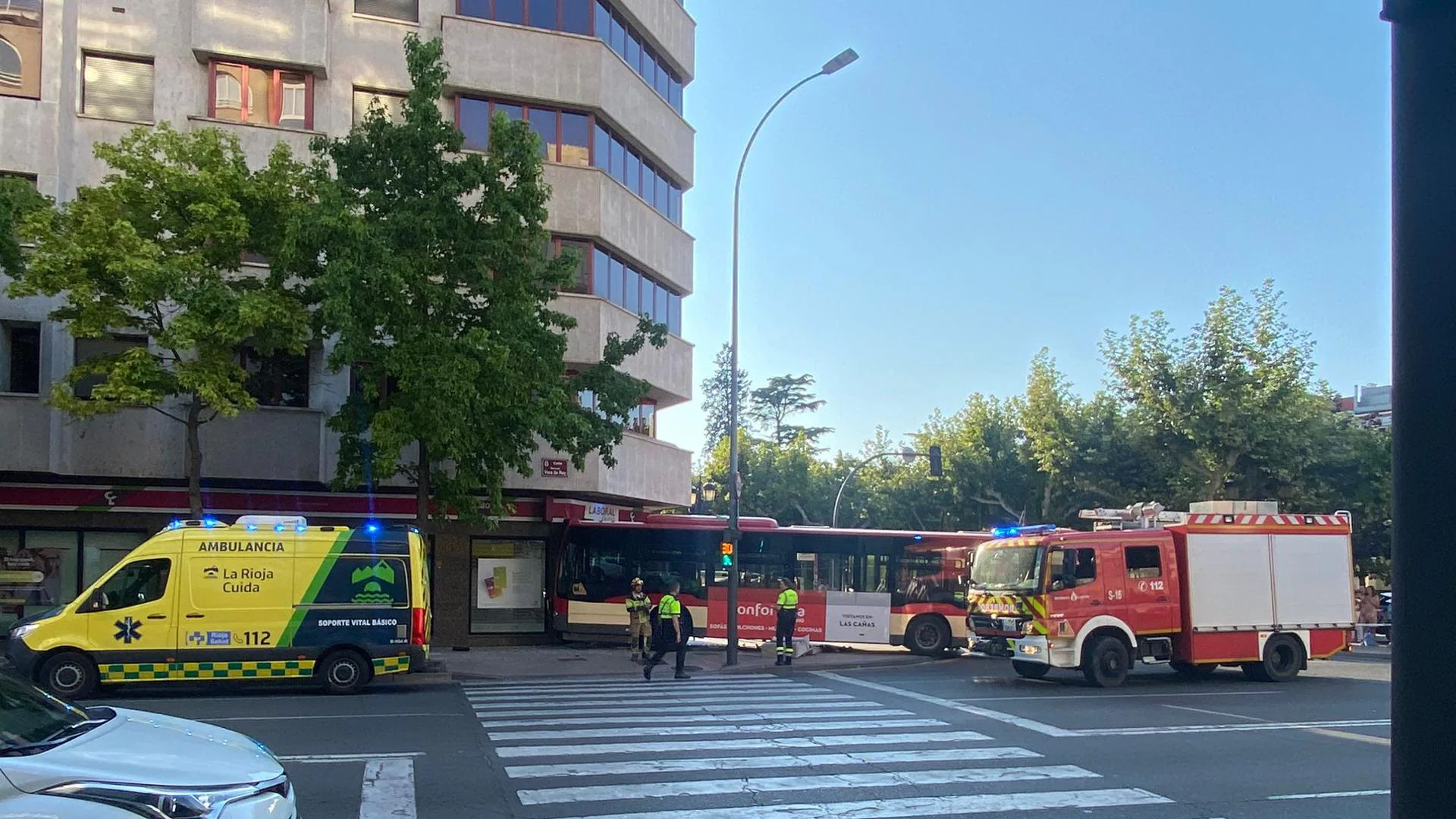 Choca un autobús urbano contra un edificio en el Espolón de Logroño