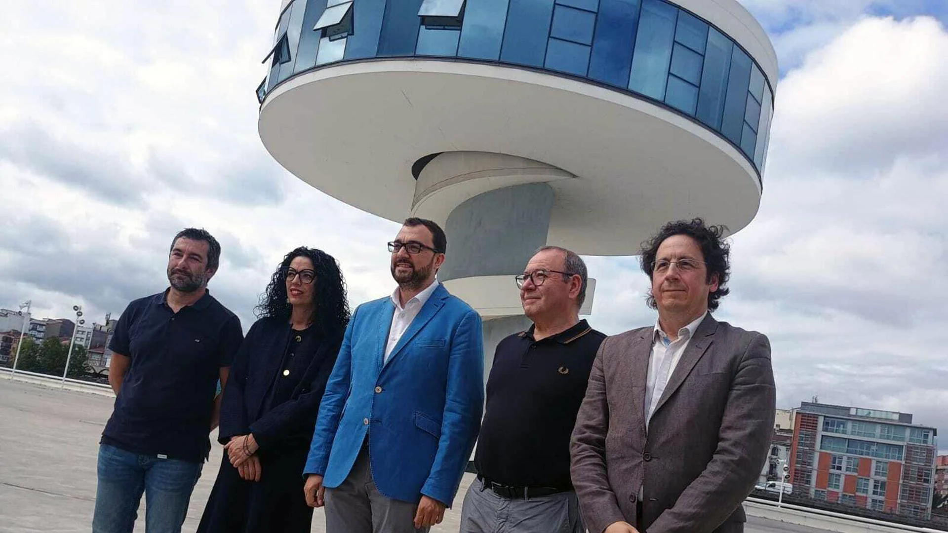 Barbón propone recuperar el sistema de control de accesos a las playas asturianas para evitar colapsos