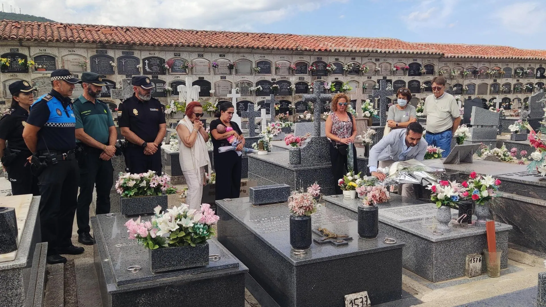 Béjar honra a una mujer asesinada hace un año en un emotivo acto en el cementerio