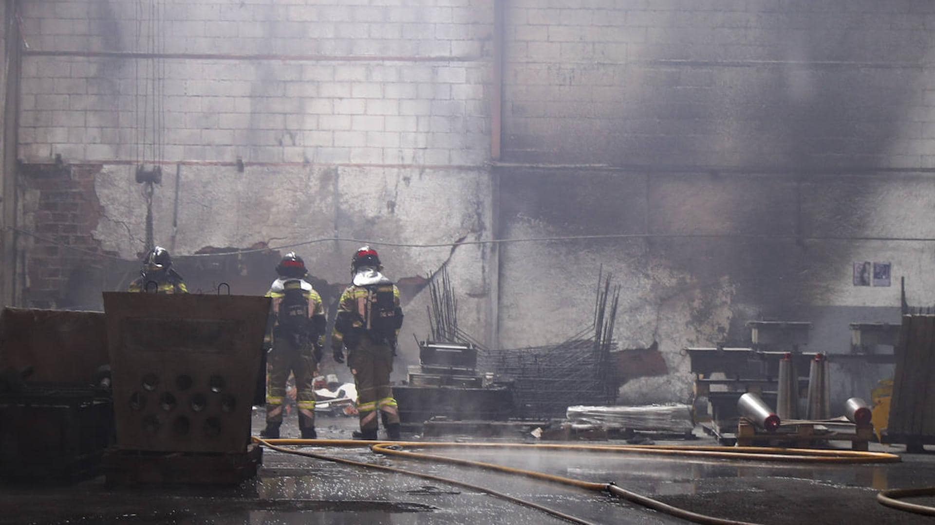 Aparatoso incendio en una nave industrial en el polígono de Bankunión, en Gijón