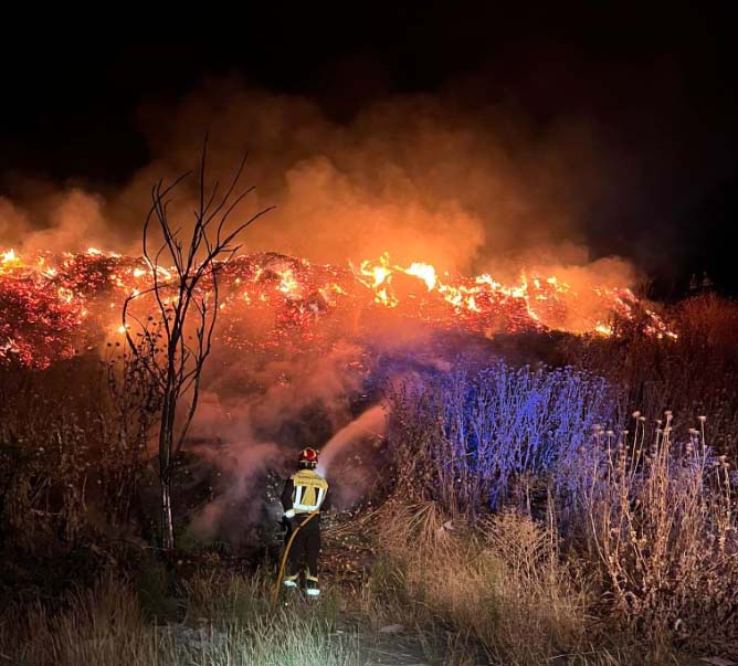 Bomberos de Puertollano controlan incendio de restos de poda y brozas en La Tejera