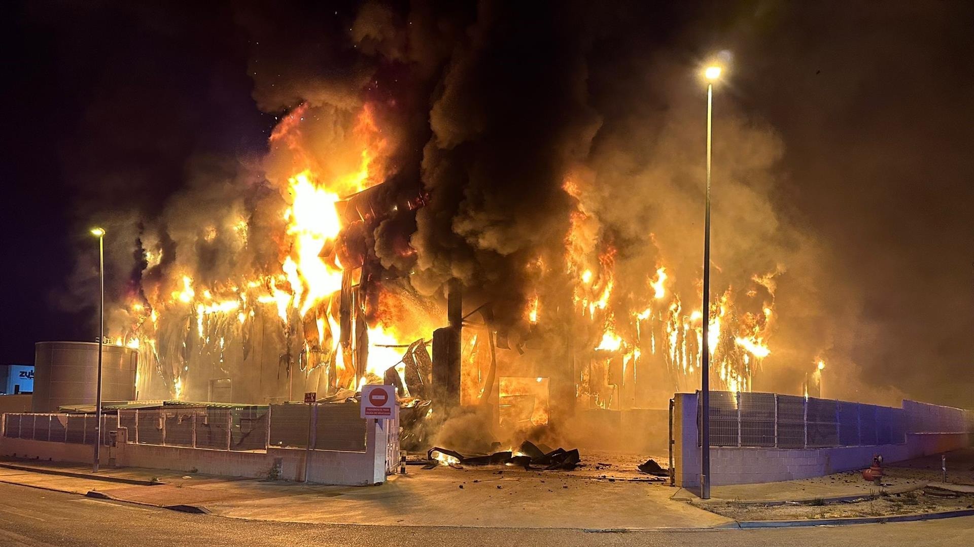 Bomberos trabajan en la extinción del incendio de una nave industrial en Molina de Segura