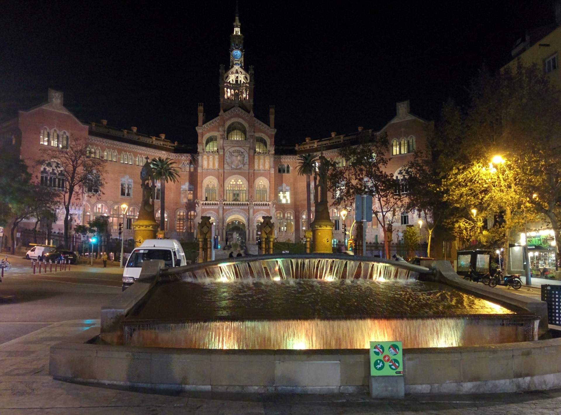 EuropaPress 1480952 fuente iluminada amarillo frente fachada modernista hospital sant pau