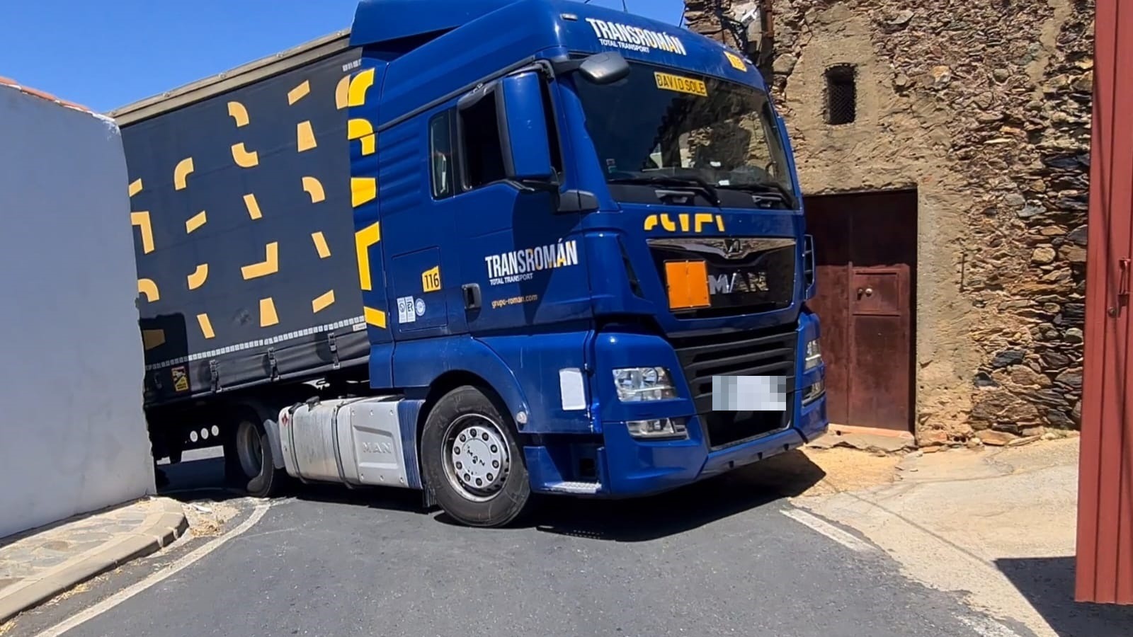 Preocupación en Berrocal: Un camión de grandes dimensiones queda atrapado en el acceso al municipio