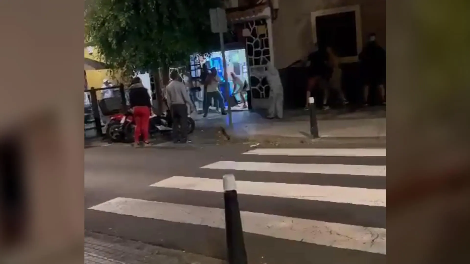 Caos y violencia en la calle Pedro Infinito: Multitudinaria pelea se desata frente al Bodegón Cho’Paco