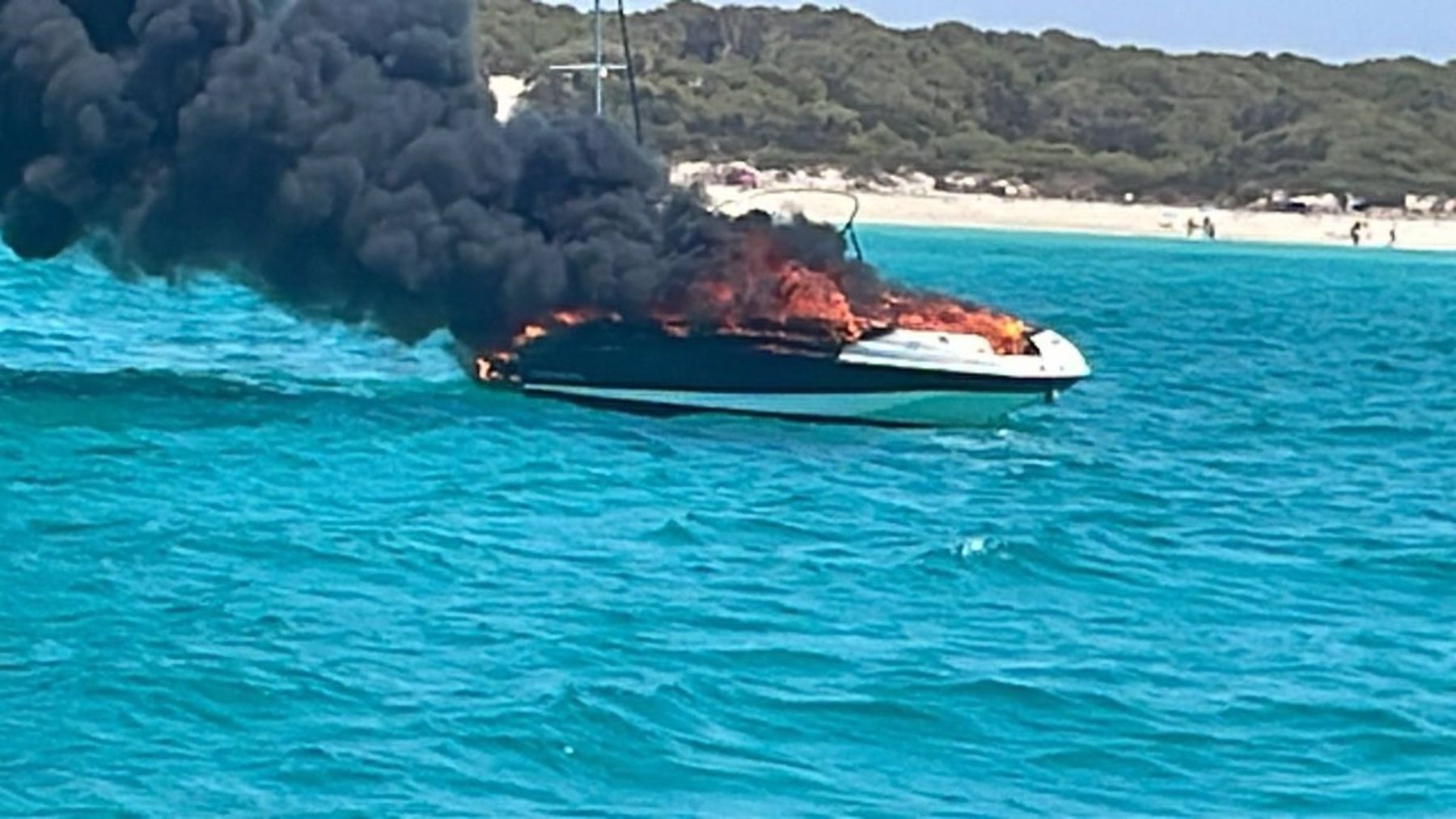 Rescatados los ocupantes de una lancha que se ha incendiado en la costa de Mallorca