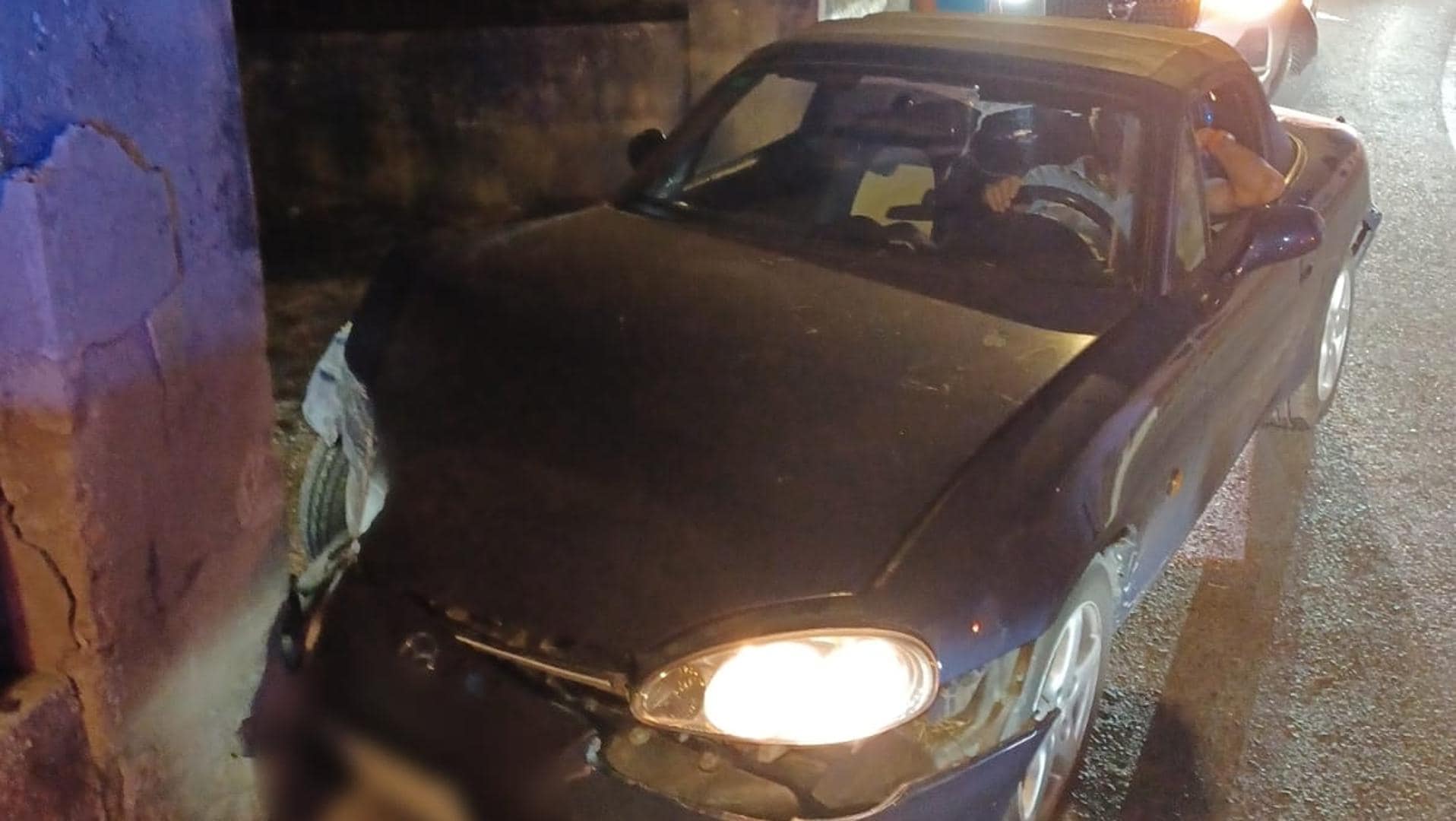 ACCIDENTE DE TRÁFICO | Conductor ebrio se estrella contra un muro en les Rotes de Dénia