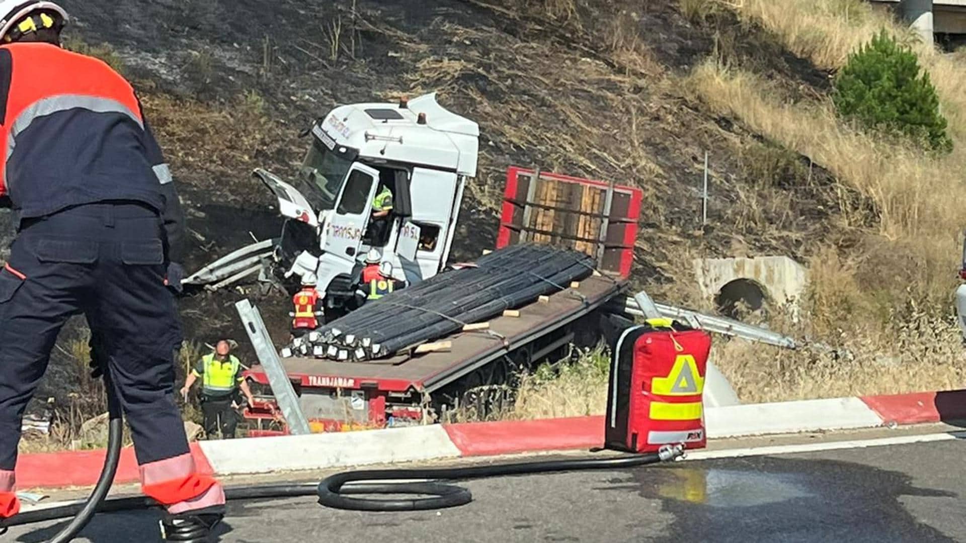 Un conductor escapa tras incendiarse en Salamanca su camión en un accidente