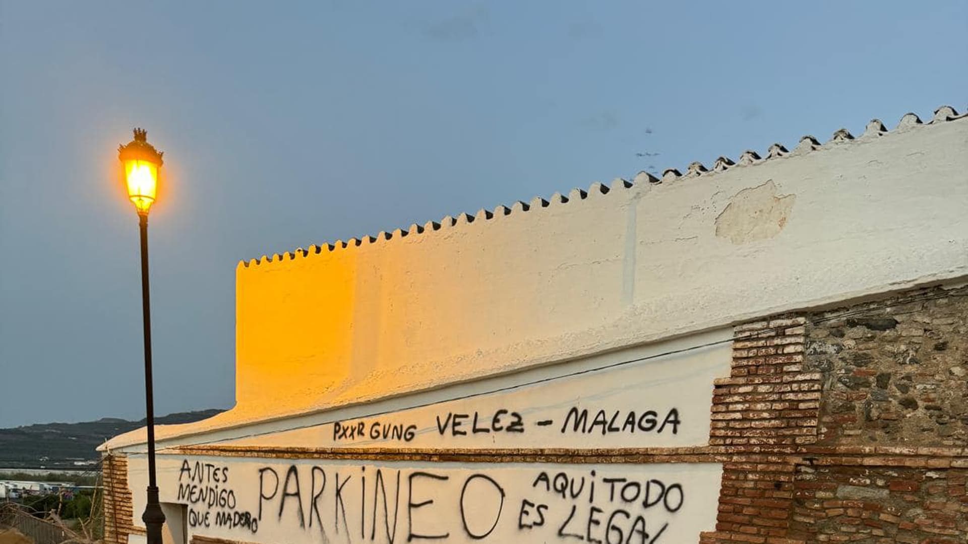 Vandalismo en el cementerio de Vélez-Málaga y en el paseo marítimo de Torre del Mar
