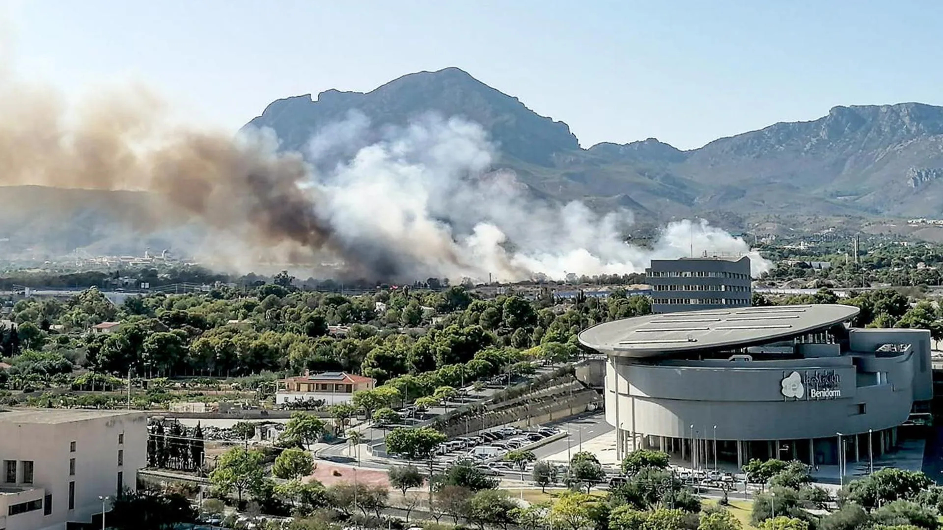 Declarado incendio forestal en Benidorm: Desalojos y cortes de suministro eléctrico en la zona