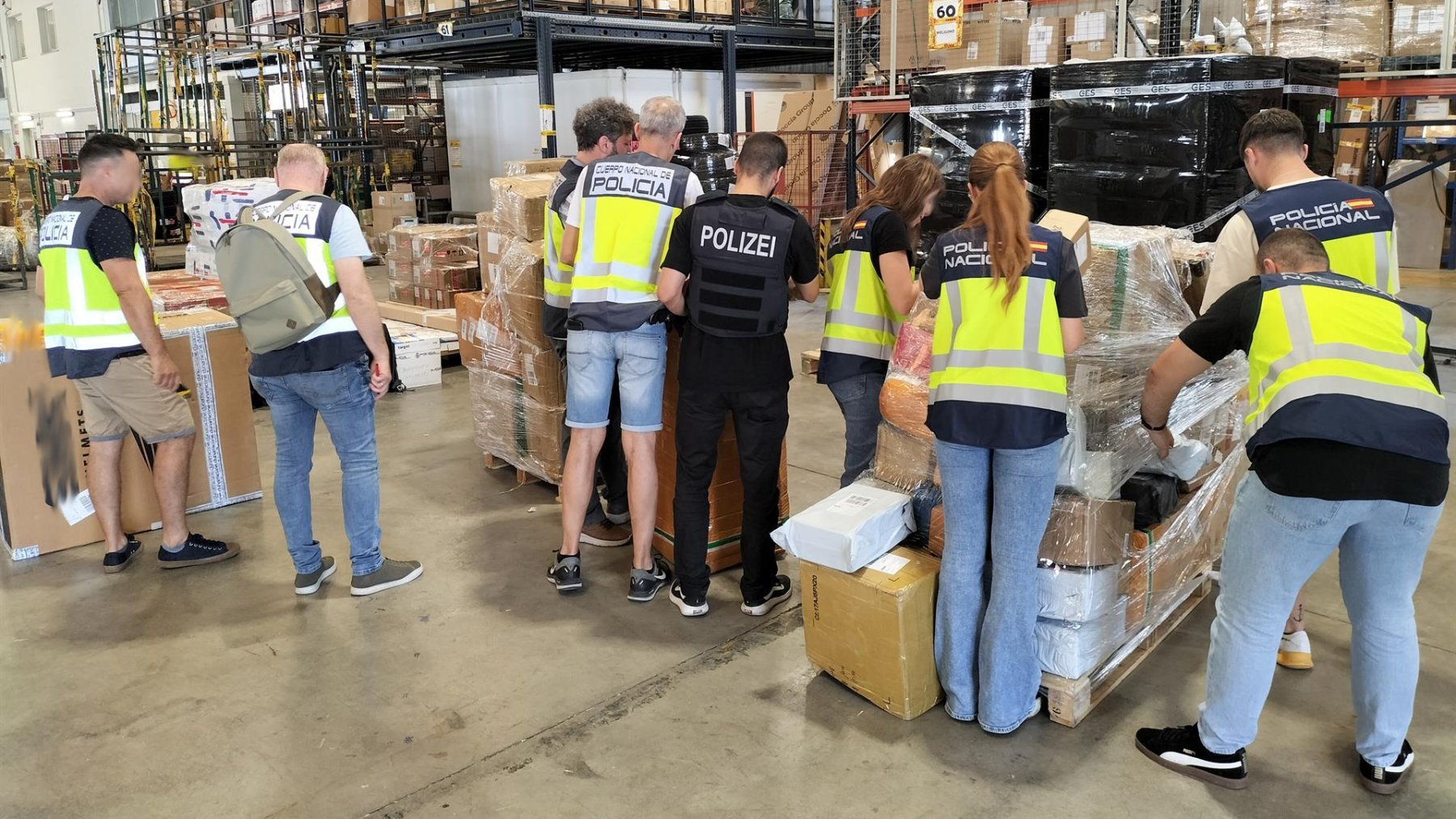Desmantelada red de venta de productos falsificados durante la Eurocopa: incautados más de dos toneladas de mercancía falsa