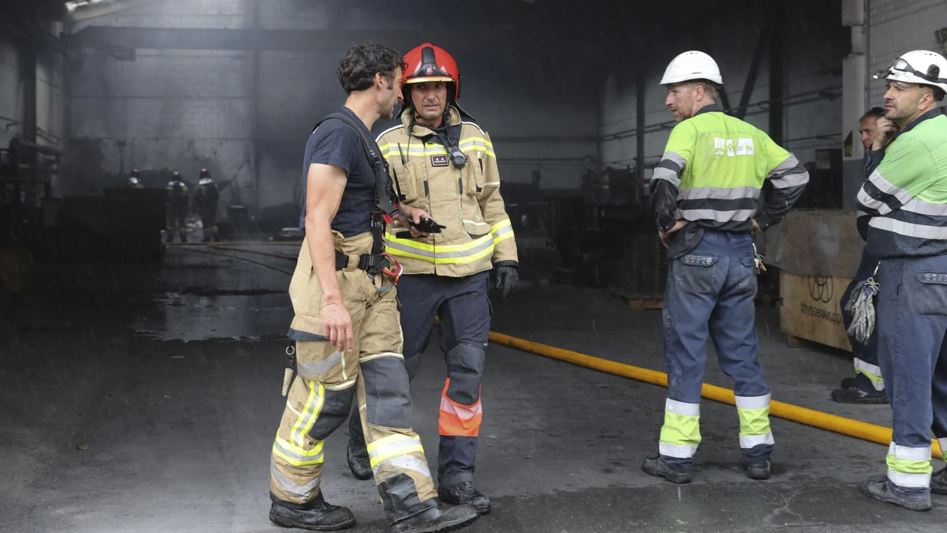 Amplio dispositivo en Gijón para sofocar un incendio en el polígono de Bankunión
