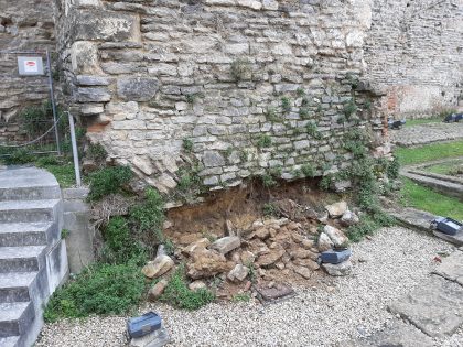 Vitoria restaurará la muralla desprendida con láminas antihierba