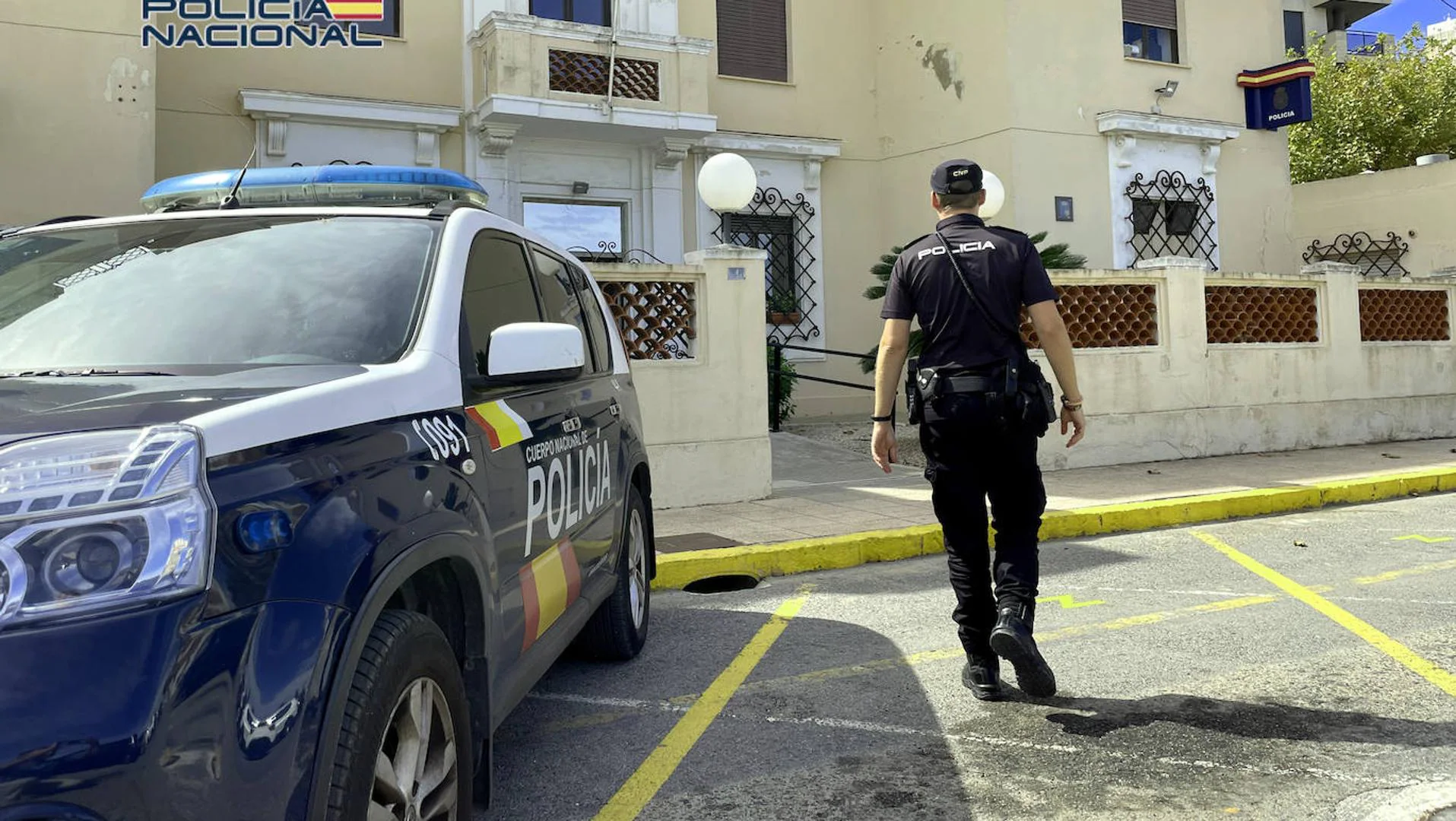 Detenido un hombre por agredir y robar a unos bañistas en la playa de Dénia
