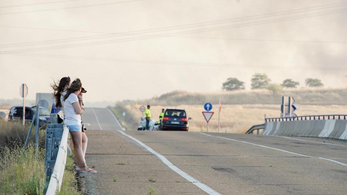 Un control de la Guardia Civil en el incendio de Castrillo de los Polvazares esta mañana.