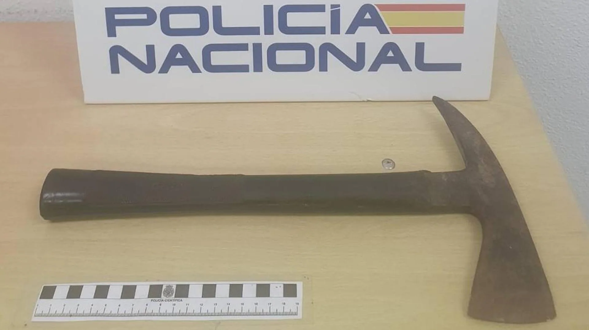 Amenaza a su pareja con «clavarle» una piqueta en Las Palmas de Gran Canaria