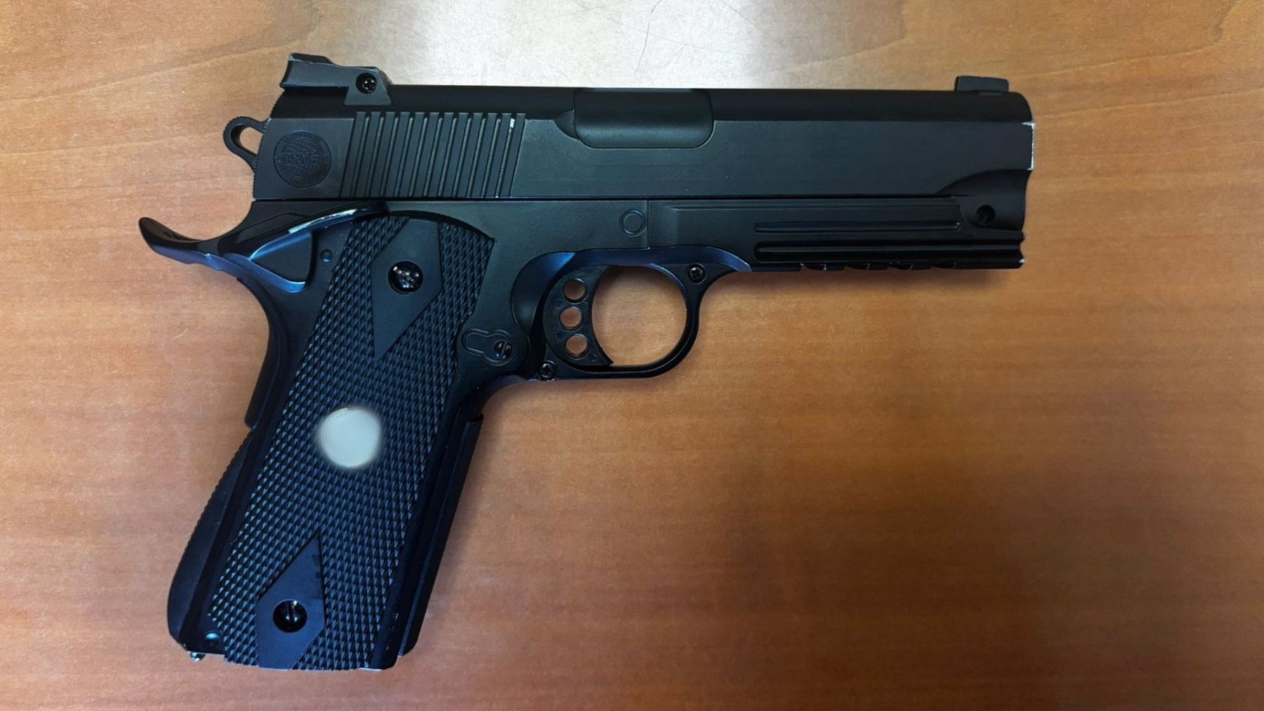 Detienen a un joven por robar a punta de pistola en un local de Palma mientras la dependienta estaba sola