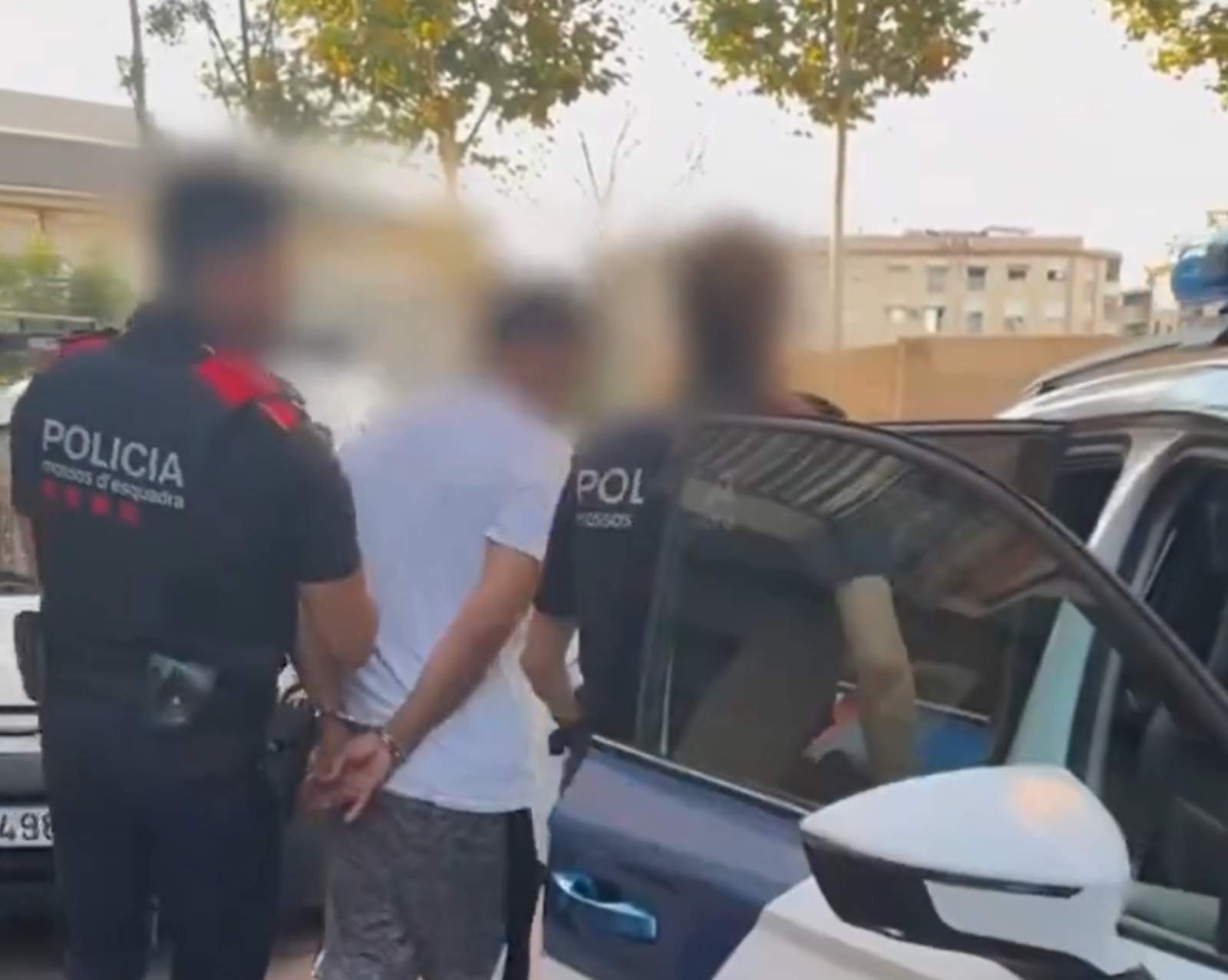 Detienen a un repartidor de publicidad por entrar en fincas de Barcelona y robar a menores