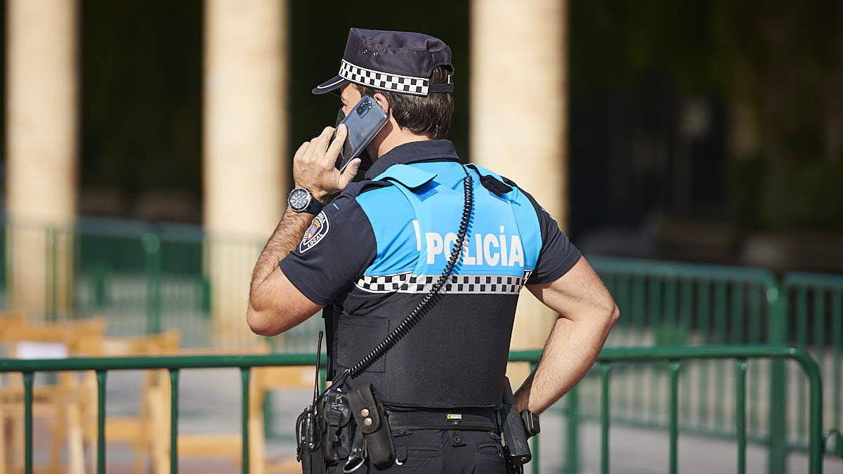 Agrede a una dependienta y a un policía en Navarra y se autolesiona a cabezazos contra el suelo
