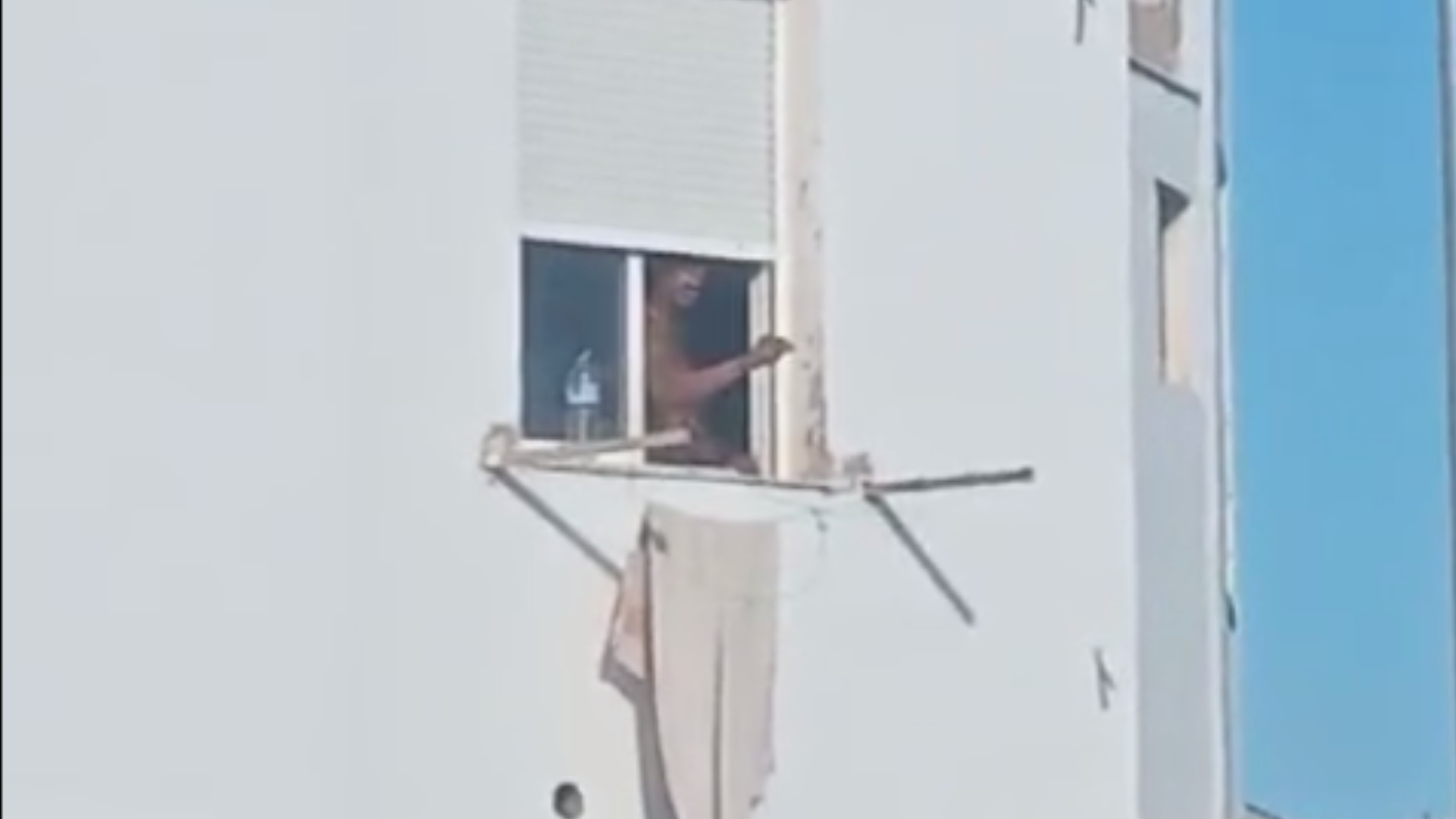 Un hombre se atrinchera en una casa en San Javier, lanzando objetos y amenazas con un cuchillo