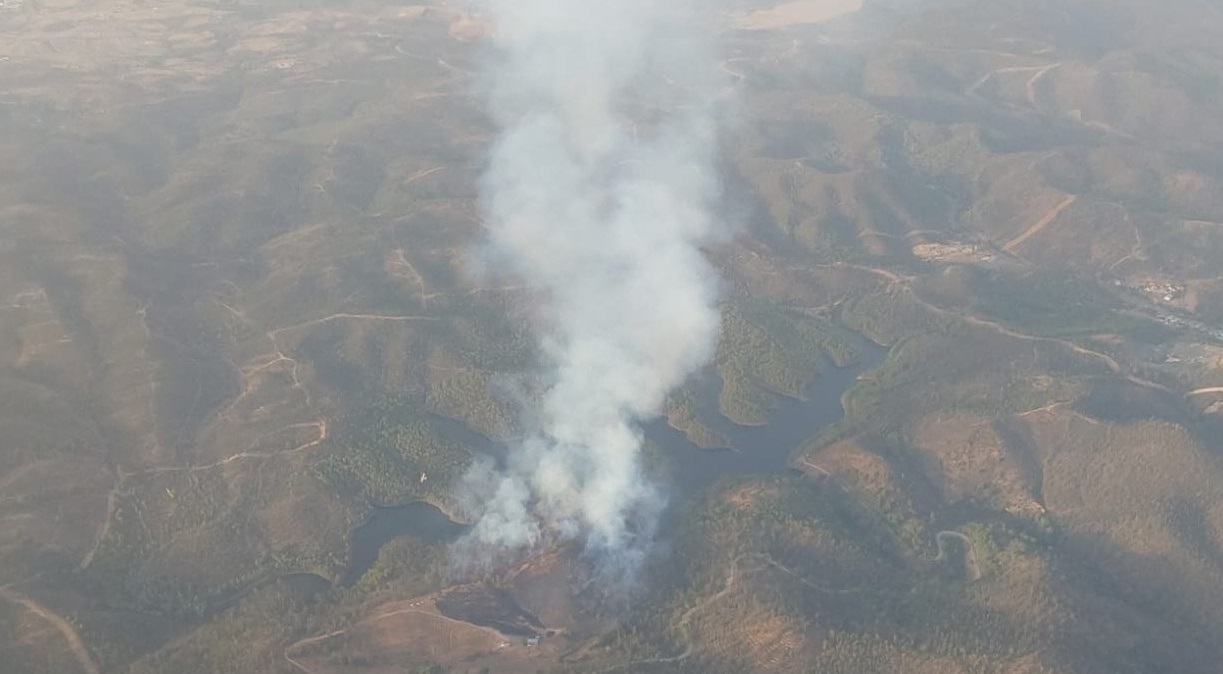 Vídeo: Hasta una decena de medios aéreos combaten el incendio de Calañas
