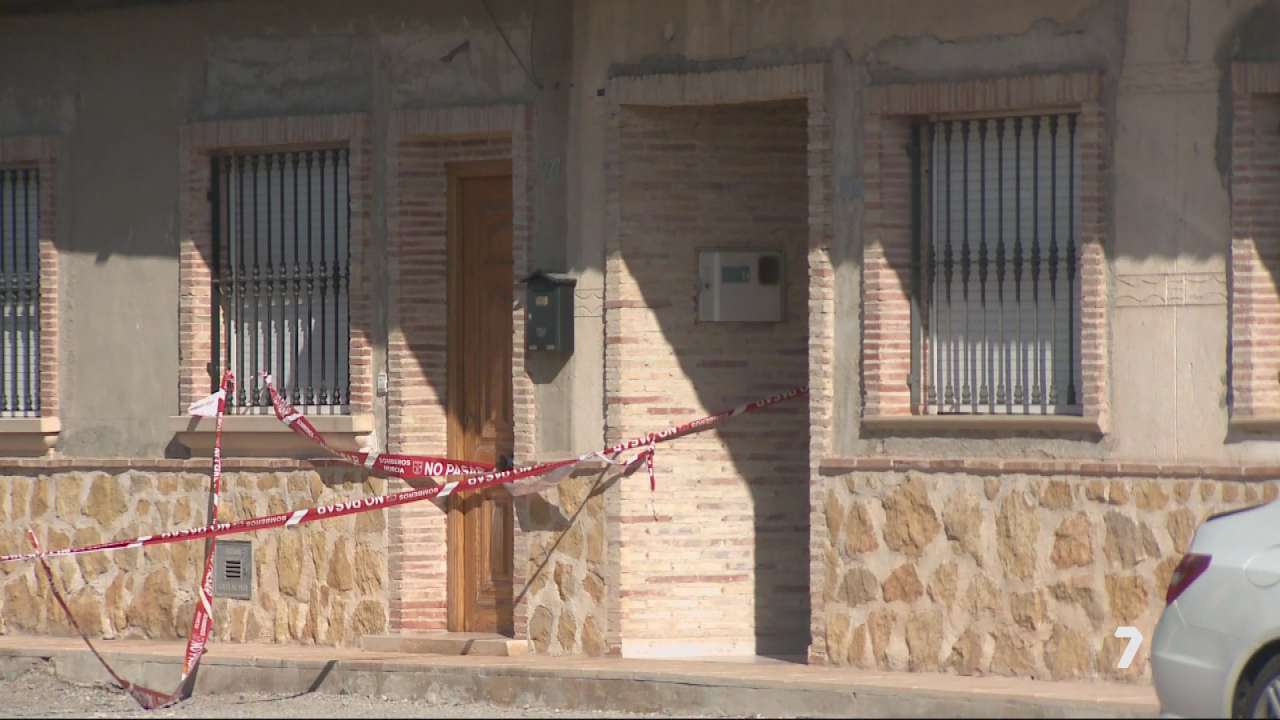 ¿Cómo entró el hombre que mató a una mujer en Puente Tocinos al domicilio de ésta?
