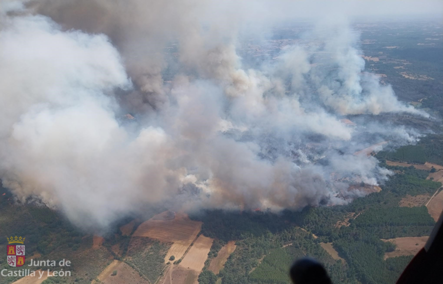 El fuego en Angueira llega a la provincia de Zamora y alcanza nivel de peligrosidad en Vivinera