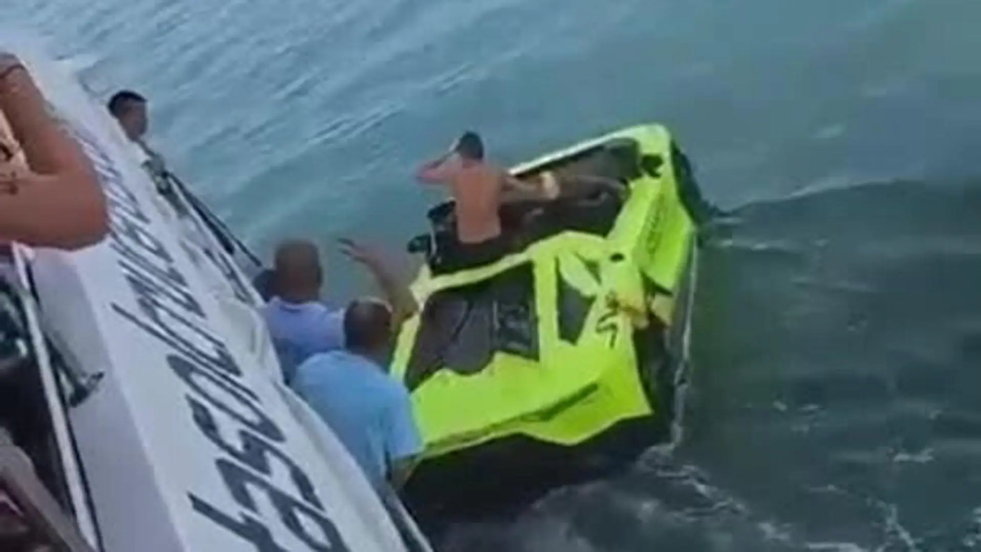 Susto en alta mar: Una embarcación sin licencia choca contra un barco de avistamiento de cetáceos en Benalmádena