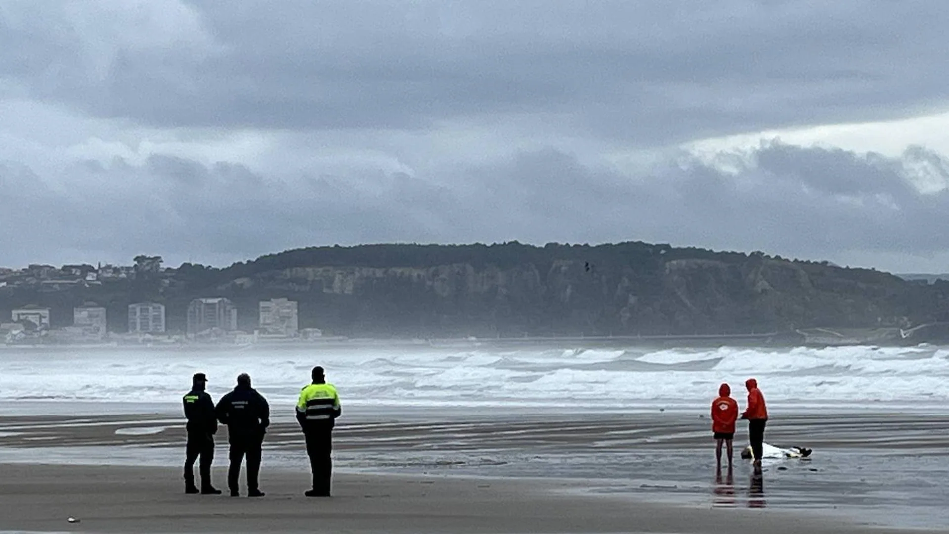 Encuentran cuerpo sin identificación de pescador en la playa de San Juan, en Castrillón