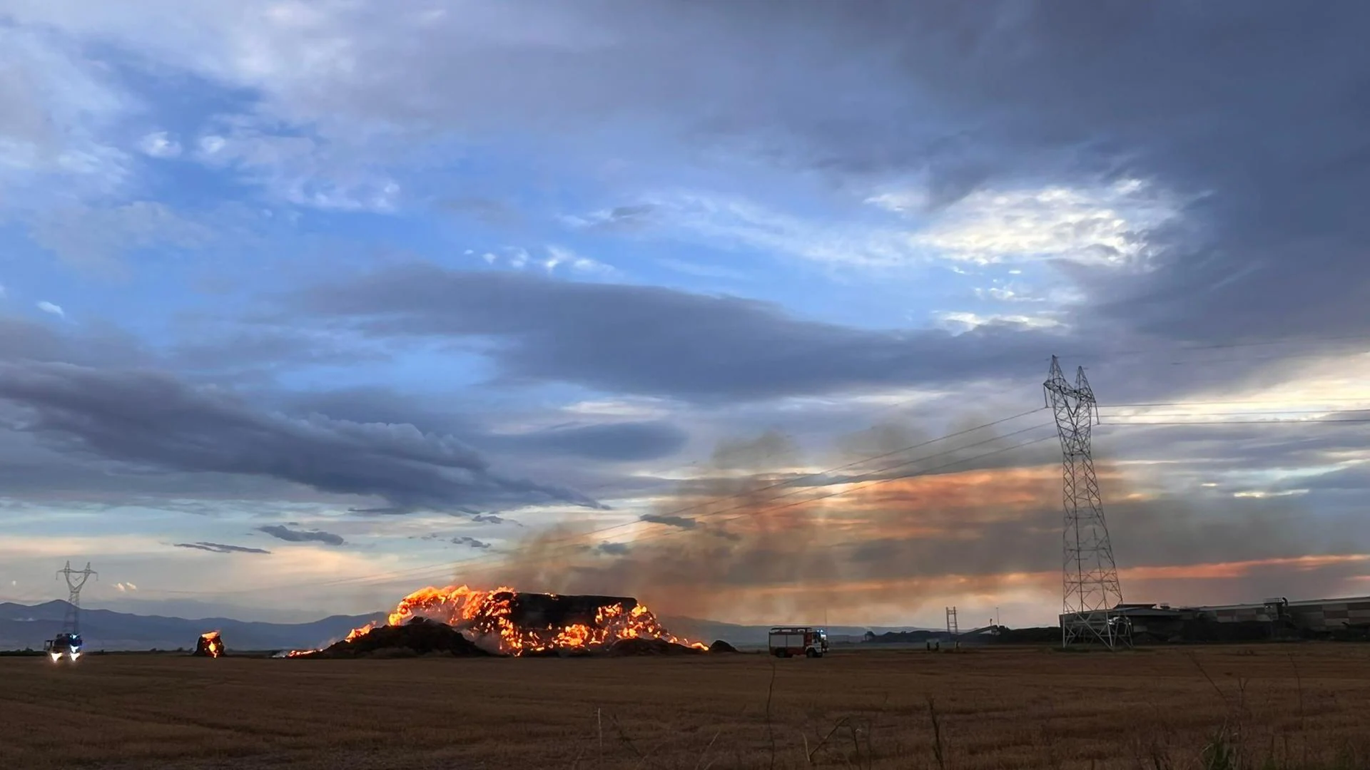 Un rayo provoca un incendio en una paca de paja