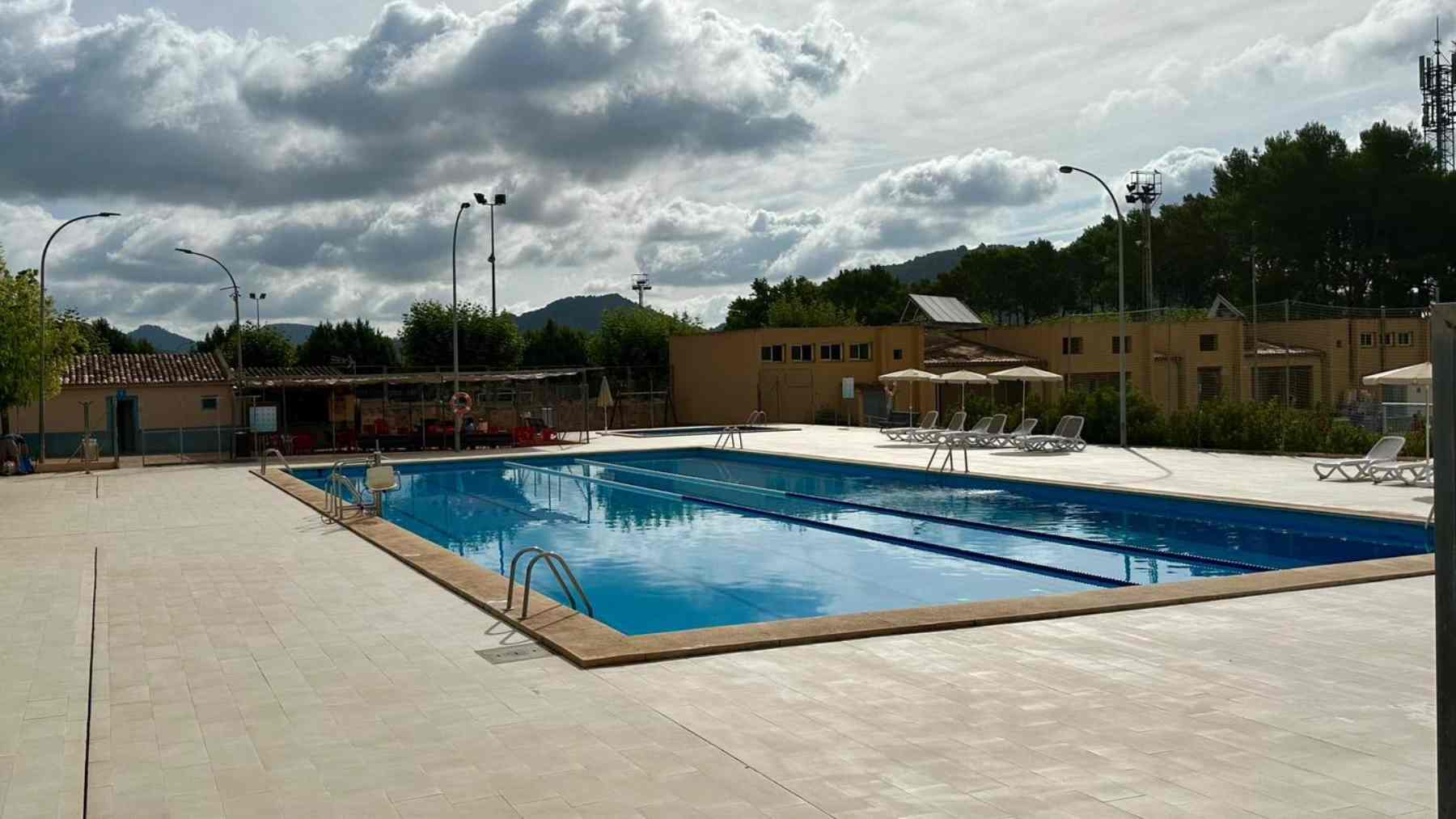 Una fuga de cloro deja una docena de afectados en una piscina de Alaró