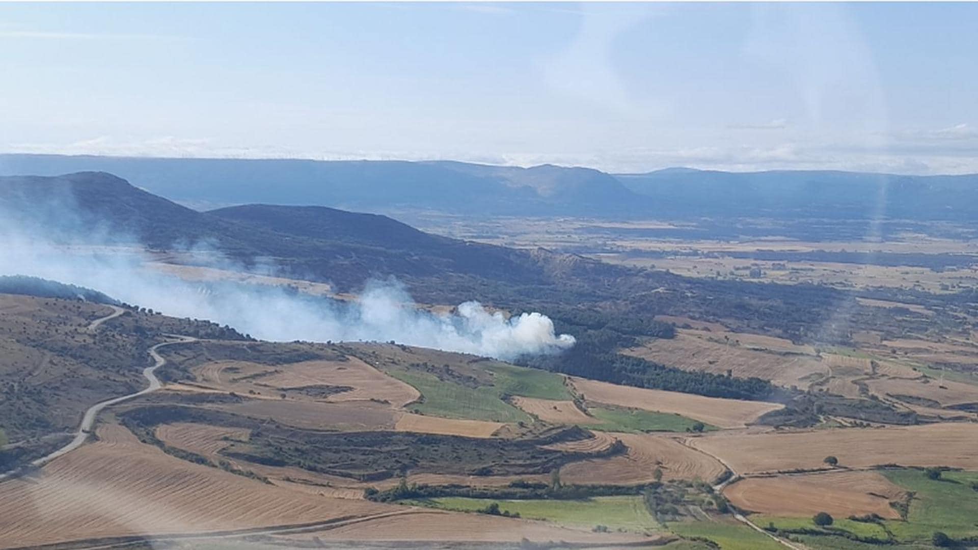 El incendio de Salinillas de Bureba permanece activo, pero bajo control