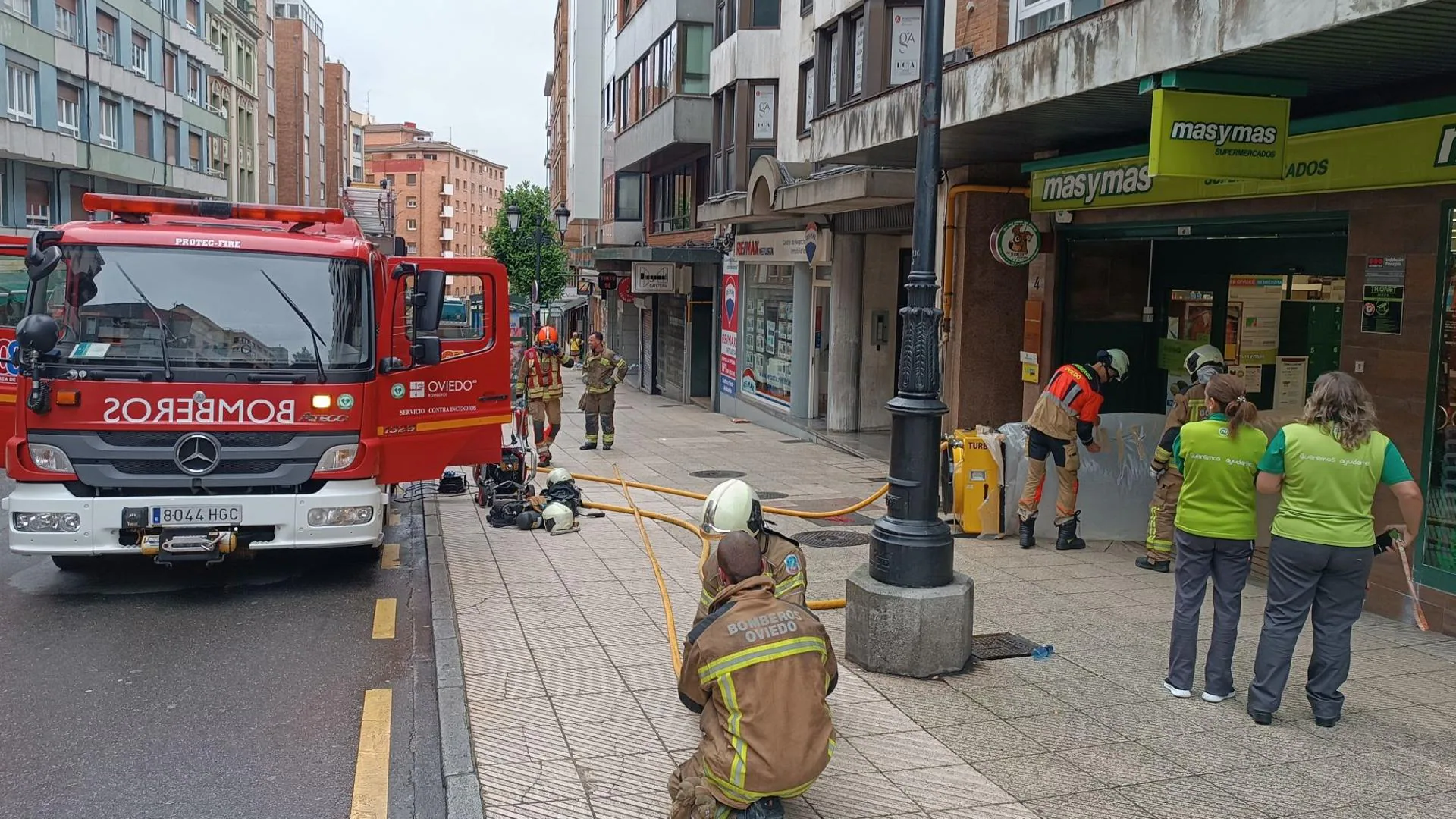Un incendio obliga a desalojar un supermercado y una oficina en el centro de Oviedo
