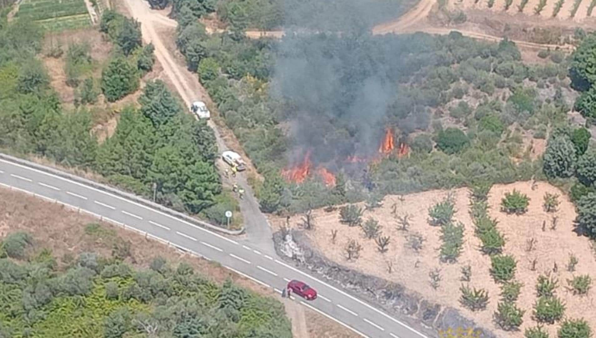 Hasta ocho medios terrestres y uno aéreo participan para apagar un fuego en Garcibuey