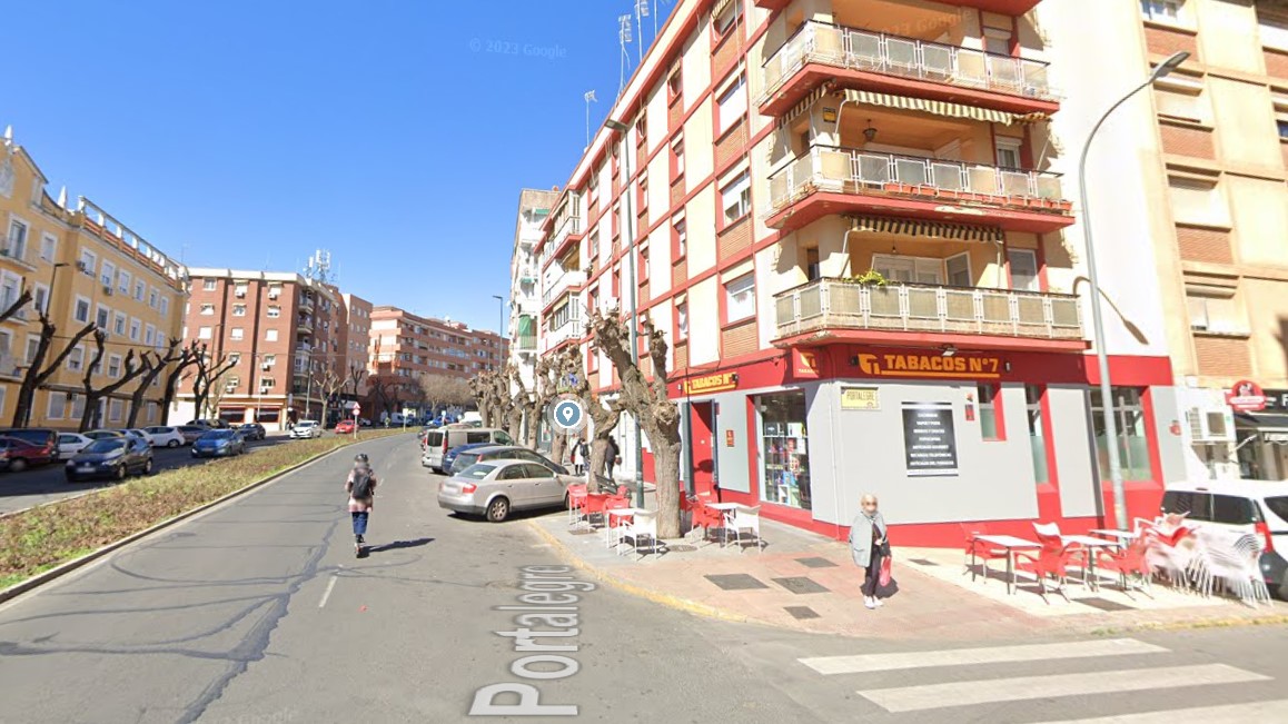 Grave accidente en Badajoz: mujer sufre fracturas tras ser arrollada por un coche que se empotró en una tienda