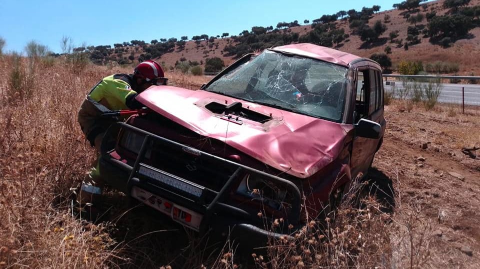 Grave accidente en la N-435: Acaba en el hospital tras salida de vía