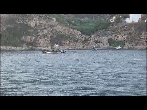 Una embarcaci&oacute;n procedente de Marruecos embarranca en los acantilados del Sarchal