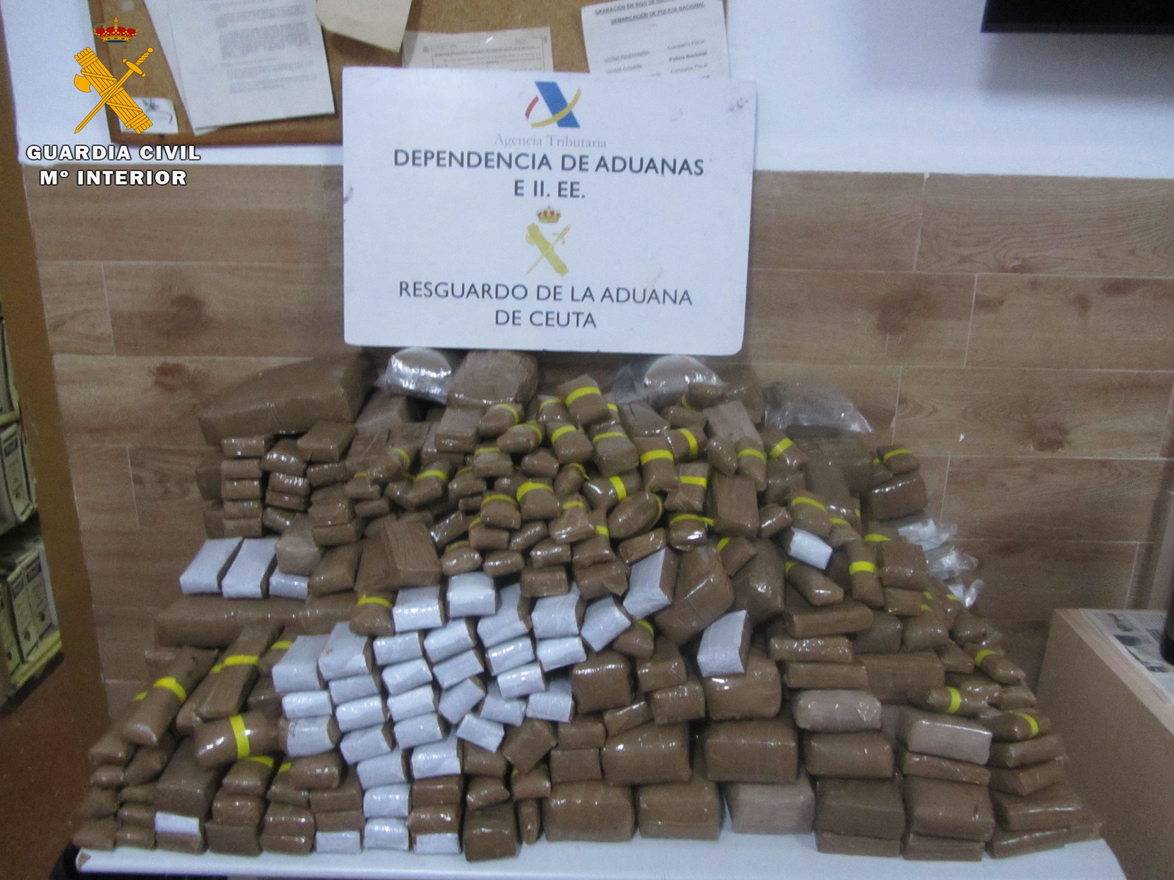 La Guardia Civil interviene más de 153 kilos de hachís en un vehículo que embarcaba con destino a Algeciras