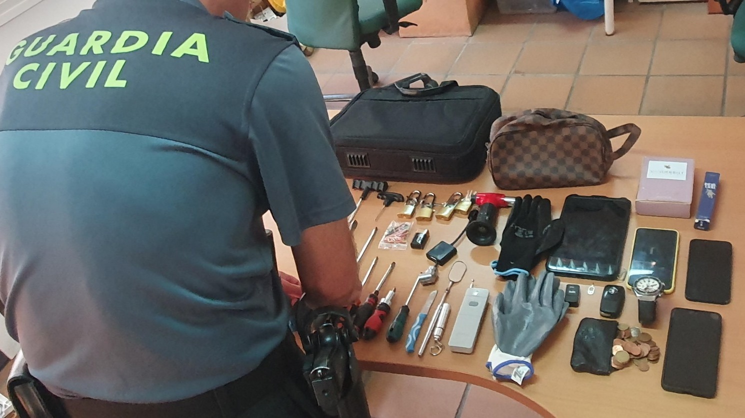 Guardia Civil detiene a dos personas por robo con fuerza en vehículo en Matalascañas