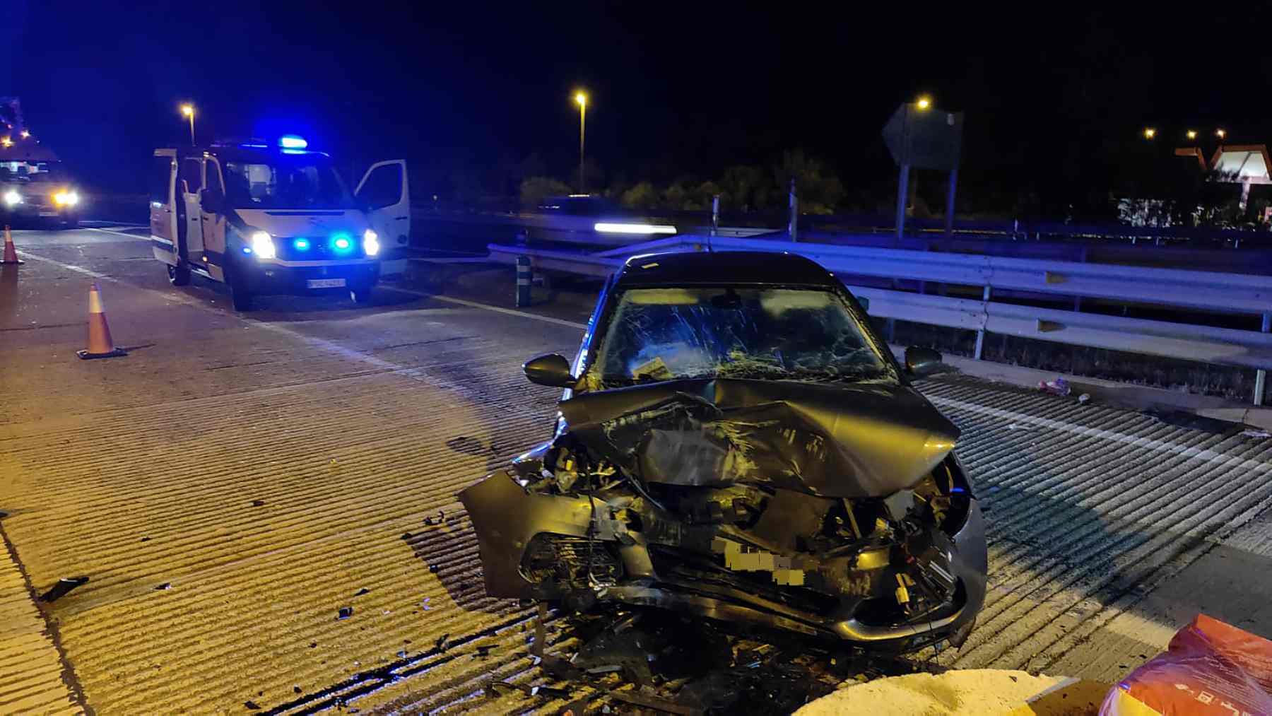 Estampa su coche contra el hormigón de un peaje en Navarra: está herido muy grave
