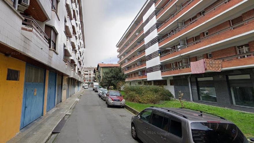 Rescatan a un hombre herido en un incendio en Azkoitia