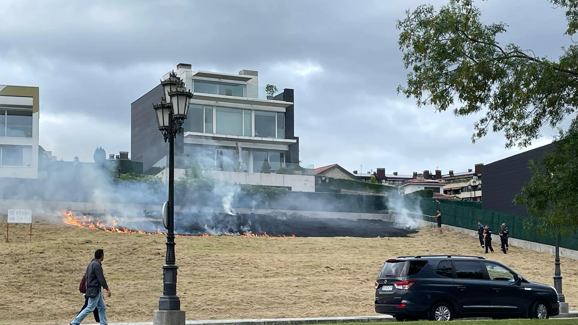 Arde una parcela sin edificar en Montecerrao junto a varias viviendas