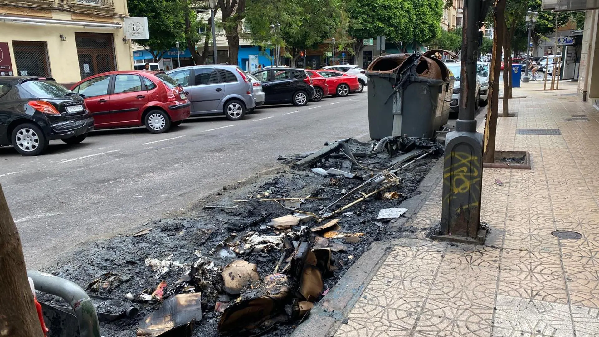 El incendio de varios contenedores afecta a tres coches en la calle Marvà de Valencia